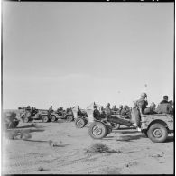 Hassi-R'Mel. Les soldats du 1er régiment de chasseurs parachutistes (RCP) roulent à bord des jeeps