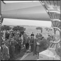 Hassi R'Mel. Opération Violet. Les soldats chargent les jeeps et le matériel, sous le regard des autorités.