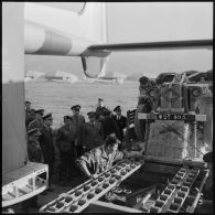 Hassi R'Mel. Opération Violet. Les soldats chargent les jeeps et le matériel, sous le regard des autorités.