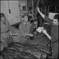 Cherchell. Peloton préparatoire aux écoles des officiers de réserve (PPEOR). Cours d'armement.