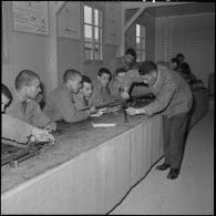 Cherchell. Peloton préparatoire aux écoles des officiers de réserve (PPEOR). Cours d'armement.