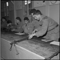 Cherchell. Peloton préparatoire aux écoles des officiers de réserve (PPEOR). Cours d'armement.