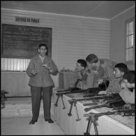 Cherchell. Peloton préparatoire aux écoles des officiers de réserve (PPEOR). Cours d'armement.