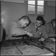 Cherchell. Peloton préparatoire aux écoles des officiers de réserve (PPEOR). Cours d'armement.