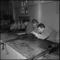 Cherchell. Peloton préparatoire aux écoles des officiers de réserve (PPEOR). Cours d'armement.