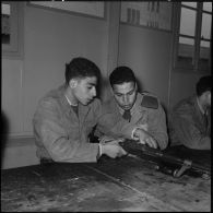 Cherchell. Peloton préparatoire aux écoles des officiers de réserve (PPEOR). Cours d'armement.