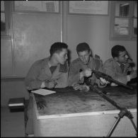 Cherchell. Peloton préparatoire aux écoles des officiers de réserve (PPEOR). Cours d'armement.