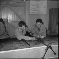 Cherchell. Peloton préparatoire aux écoles des officiers de réserve (PPEOR). Cours d'armement.