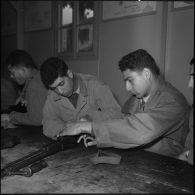 Cherchell. Peloton préparatoire aux écoles des officiers de réserve (PPEOR). Cours d'armement.