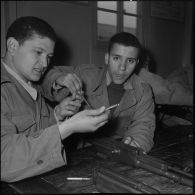 Cherchell. Peloton préparatoire aux écoles des officiers de réserve (PPEOR). Cours d'armement.