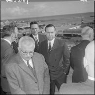 Alger. Hôtel de ville. Michel Debré avec des autorités face au port.