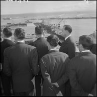 Alger. Hôtel de ville. Michel Debré avec des autorités face au port.