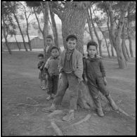 Valee. Des enfants du village.