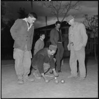 Valee. Une partie de boules ardemment disputée oppose les habitants du village.