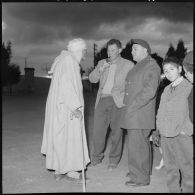 Valee. Le lieutenant Bastien et Monsieur Tricot regardent la partie de pétanque ardemment disputée par les villageois.