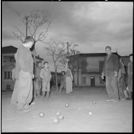 Valee. Une partie de boules ardemment disputée oppose les habitants du village.