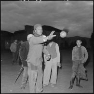 Valee. Une partie de boules ardemment disputée oppose les habitants du village.