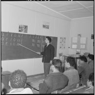 Valee. Un cours pour adulte est tenu chaque soir par l'instituteur du village.