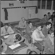 Valee. Un cours pour adulte est tenu chaque soir par l'instituteur du village.