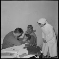 Zardezas. Le médecin militaire examine un enfant.