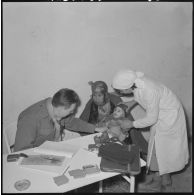 Zardezas. Le médecin militaire examine un enfant.