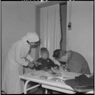 Zardezas. Le médecin militaire examine un enfant.