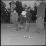 Valee. Une partie de boules ardemment disputée oppose les habitants du village.