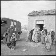 Kabylie. La journée d'une petite fille : Louira avec son père devant un dispensaire.