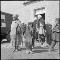 Kabylie. La journée d'une petite fille : Louira devant un dispensaire.