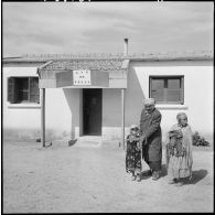 Kabylie. La journée d'une petite fille : Louira arrive avec son père à la section administrative spécialisée (SAS) de Tella.