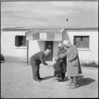 Kabylie. La journée d'une petite fille : Louira rencontre une autorité de la section administrative spécialisée (SAS) de Tella.