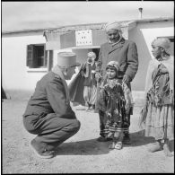 Kabylie. La journée d'une petite fille : Louira rencontre une autorité de la section administrative spécialisée (SAS) de Tella.