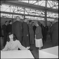 Baba-Ali. Paul Delouvrier visite l'usine Cellunaf.