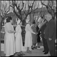 Souma. Paul Delouvrier rencontre l'équipe du dispensaire.