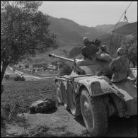 Mission de l'armée en Algérie : l'armée protège.