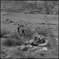 Mission de l'armée en Algérie : l'armée protège.