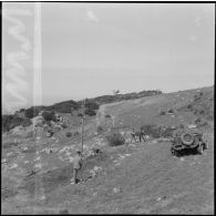 Mission de l'armée en Algérie : l'armée protège.