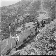 Mission de l'armée en Algérie : l'armée protège.