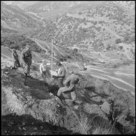 Mission de l'armée en Algérie : l'armée protège.