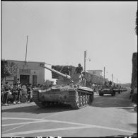 Tipasa. Défilé d'un char AMX-13/75 après la prise d'armes.