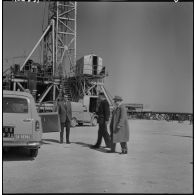 Hassi Messaoud. Visite de Robert Buron, ministre de la Production industrielle, sur le site de la SNREPAL.