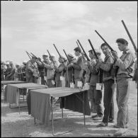 Fondouk (Khemis-el-Kechna). Remise des armes au poste Dijon.