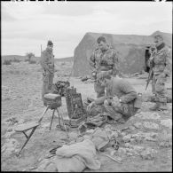 Massif de Bou-Hamrah. Opération "Couronne". Poste de radio SCR-694, avec des archives du front de libération national (FLN) et accessoires récupérés.