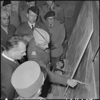 Massif de Bou-Hamrah. Opération "Couronne". Les autorités écoutent le point du colonel Moneglia sur la situation.