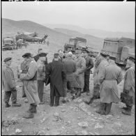 Massif de Bou-Hamrah. Opération "Couronne". Les autorités rendent visitent au poste de commandement du colonel Favreau.