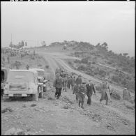 Massif de Bou-Hamrah. Opération "Couronne". Les autorités rendent visitent au poste de commandement du colonel Favreau.