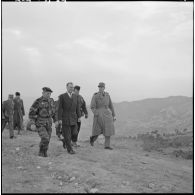 Massif de Bou-Hamrah. Opération "Couronne". Les autorités rendent visitent au poste de commandement du colonel Favreau.