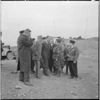 Massif de Bou-Hamrah. Opération "Couronne". Les autorités rendent visitent au poste de commandement du colonel Favreau.