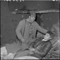 Massif de Bou-Hamrah. Opération "Couronne". Infirmière du front de libération nationale (FLN) prisonnière recevant les soins d'un médecin.