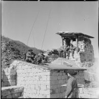 Forêt d'Akfadou. Intérieur du poste du lieutenant Faure, fils du général Faure commandant la zone est d'Alger (ZEA).